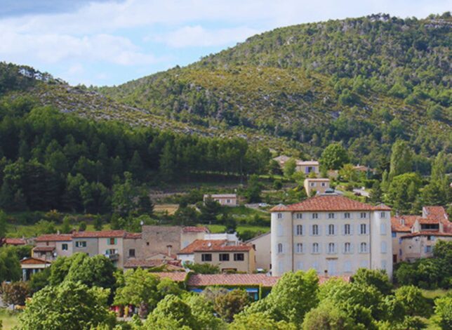 Château de La Palud-sur-Verdon dominant les toits du village