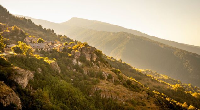 Lever de soleil sur les montagnes du Verdon en Alpes-de-Haute-Provence