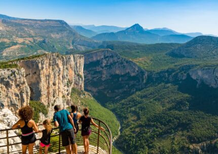 Famille sur un belvédère de la Route des Crêtes face aux Gorges du Verdon