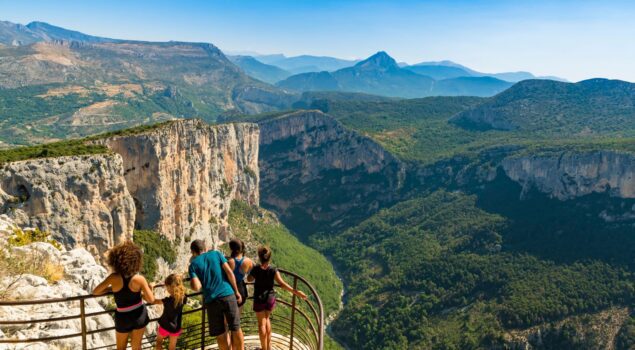 Famille sur un belvédère de la Route des Crêtes face aux Gorges du Verdon