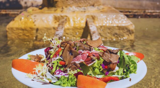 Salade composée préparée par un restaurateur labellisé Pays Gourmand