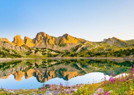Lac d'Allos au printemps, plus grand lac naturel d'altitude d'Europe