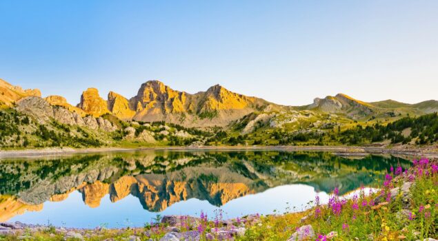Lac d'Allos au printemps, plus grand lac naturel d'altitude d'Europe
