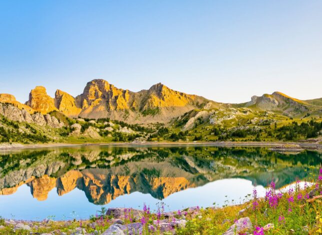 Lac d'Allos, dont l'accès en été se fait par des parkings réglementés