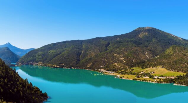 Lac de Castillon et plage de Saint-André-les-Alpes dans le Verdon