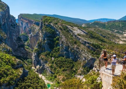 Famille admirant les Gorges du Verdon depuis le Point Sublime
