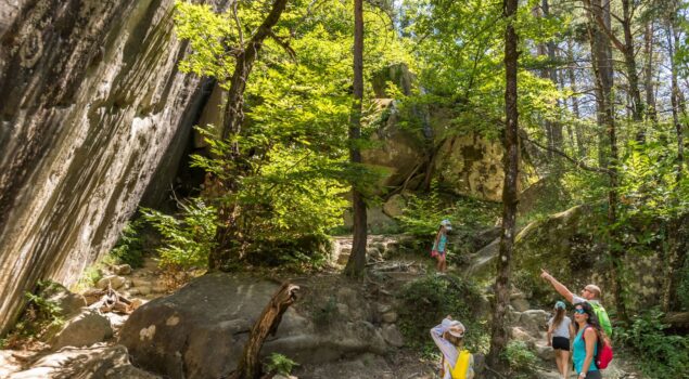 Famille en randonnée sur le sentier des Grès d'Annot dans le Verdon