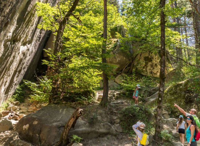 Famille en randonnée sur le sentier des Grès d'Annot dans le Verdon