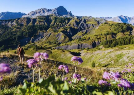 Randonneur face aux sommets du Verdon en altitude