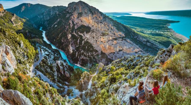Famille en randonnée sur le sentier Plein Voir au-dessus des Gorges du Verdon