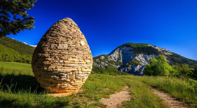 Sentinelle de pierre d'Andy Goldsworthy à Tartonne, Haute-Provence