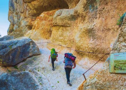 Randonneurs sur le sentier Blanc-Martel au fond des Gorges du Verdon
