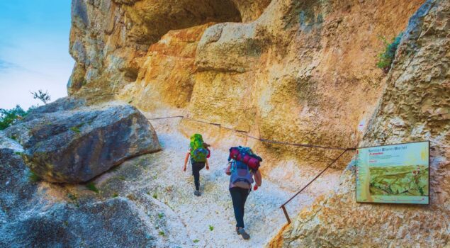 Randonneurs sur le sentier Blanc-Martel au fond des Gorges du Verdon