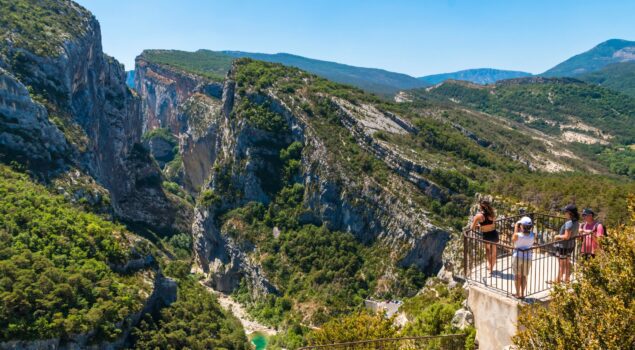 Famille contemplant les Gorges du Verdon depuis le Point Sublime