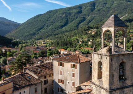 Toits du village d'Annot au cœur des grès, Verdon