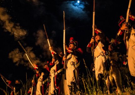 Des hommes costumés lors d'une représentation durant la Saint Fortunat à Annot