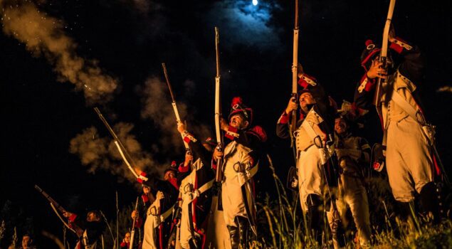 Des hommes costumés lors d'une représentation durant la Saint Fortunat à Annot