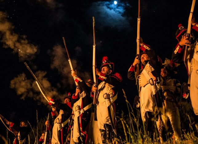 Des hommes costumés lors d'une représentation durant la Saint Fortunat à Annot