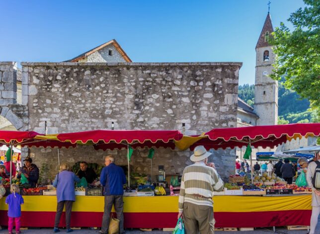 Marché provençal à Colmars-les-Alpes, le long des remparts Vauban