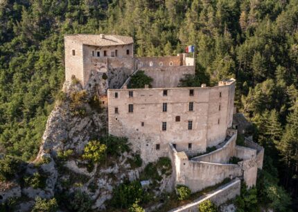 Vue d'Entrevaux, village classé Plus Beaux Villages de France dans le Verdon.