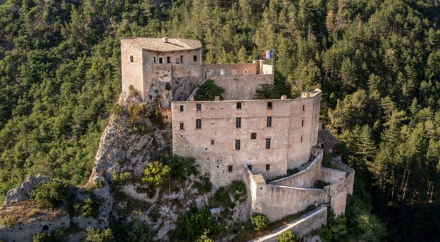 Vue d'Entrevaux, village classé Plus Beaux Villages de France dans le Verdon.