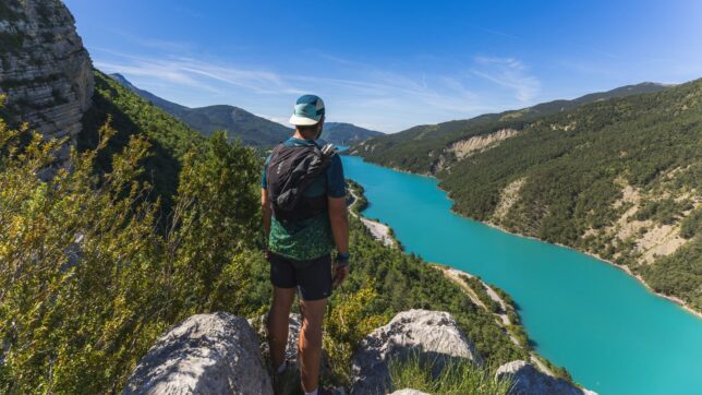 Professionnel du tourisme face au paysage du lac de Castillon